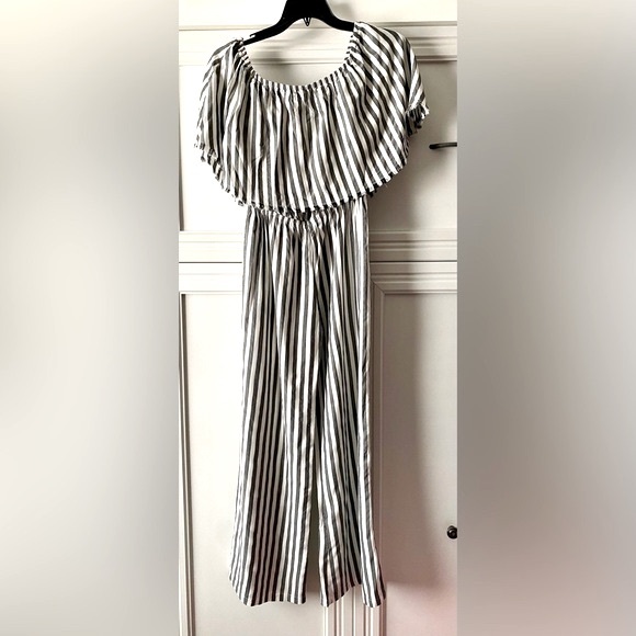 CLEARANCE 🔥 Elan Gray & White Rayon Romper/Jumpsuit - Picture 1 of 4